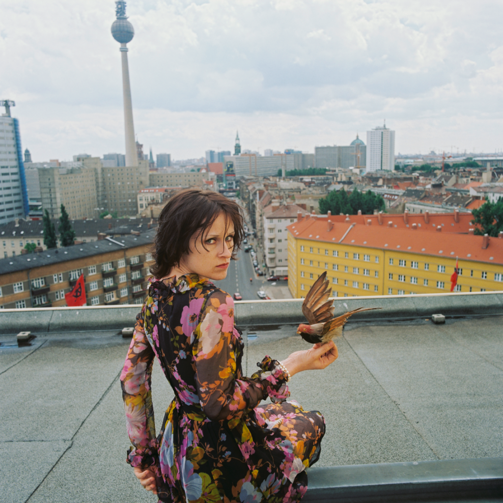 Ute Mahler: Sophie Rois, Schauspielerin an der Volksbühne, auf dem Dach der Volksbühne, Berlin-Mitte aus der Werkgruppe »Porträts«, 1996